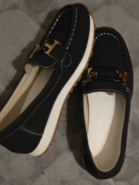 NWT-Women’s Black Slip-On Loafers with Gold Accent Size 6